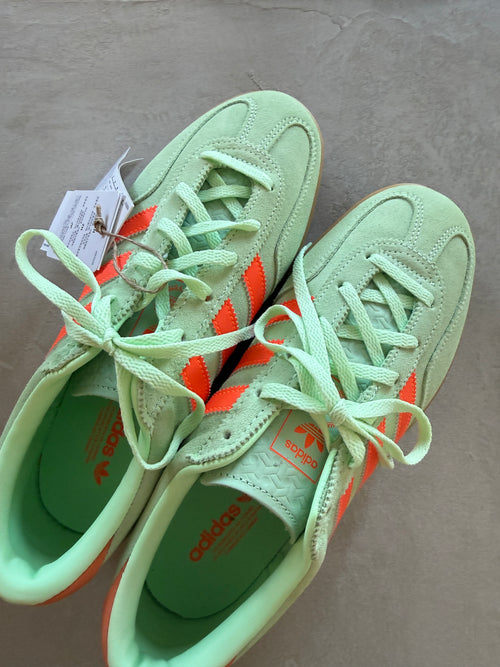 adidas Originals – Gazelle Stack – Sneaker | grün/neonorange |Gr. 39 1/2