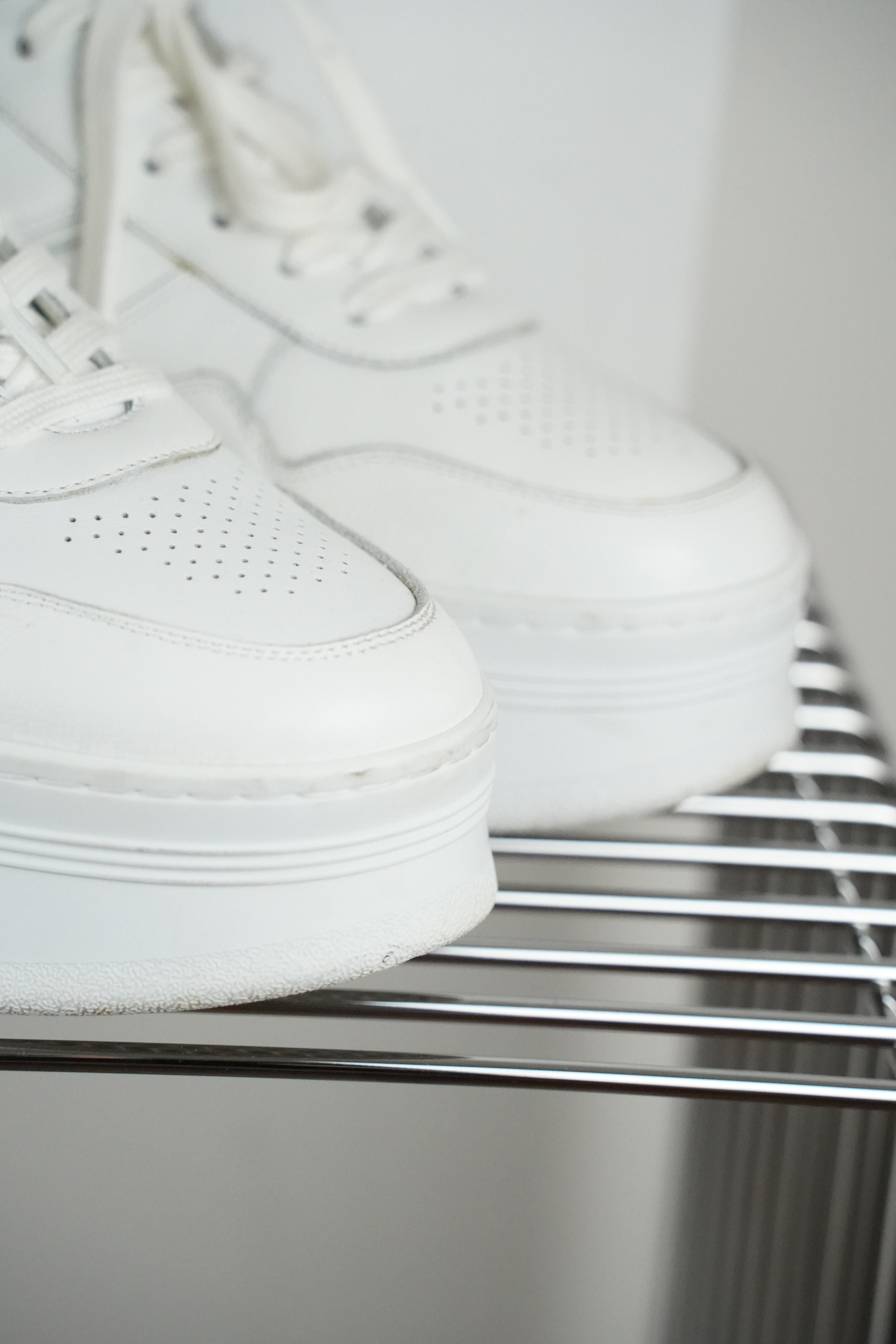 CELINE BLOCK SNEAKER MIT KEIL-AUSSENSOHLE AUS KALBSLEDER| weiß | Gr. 38