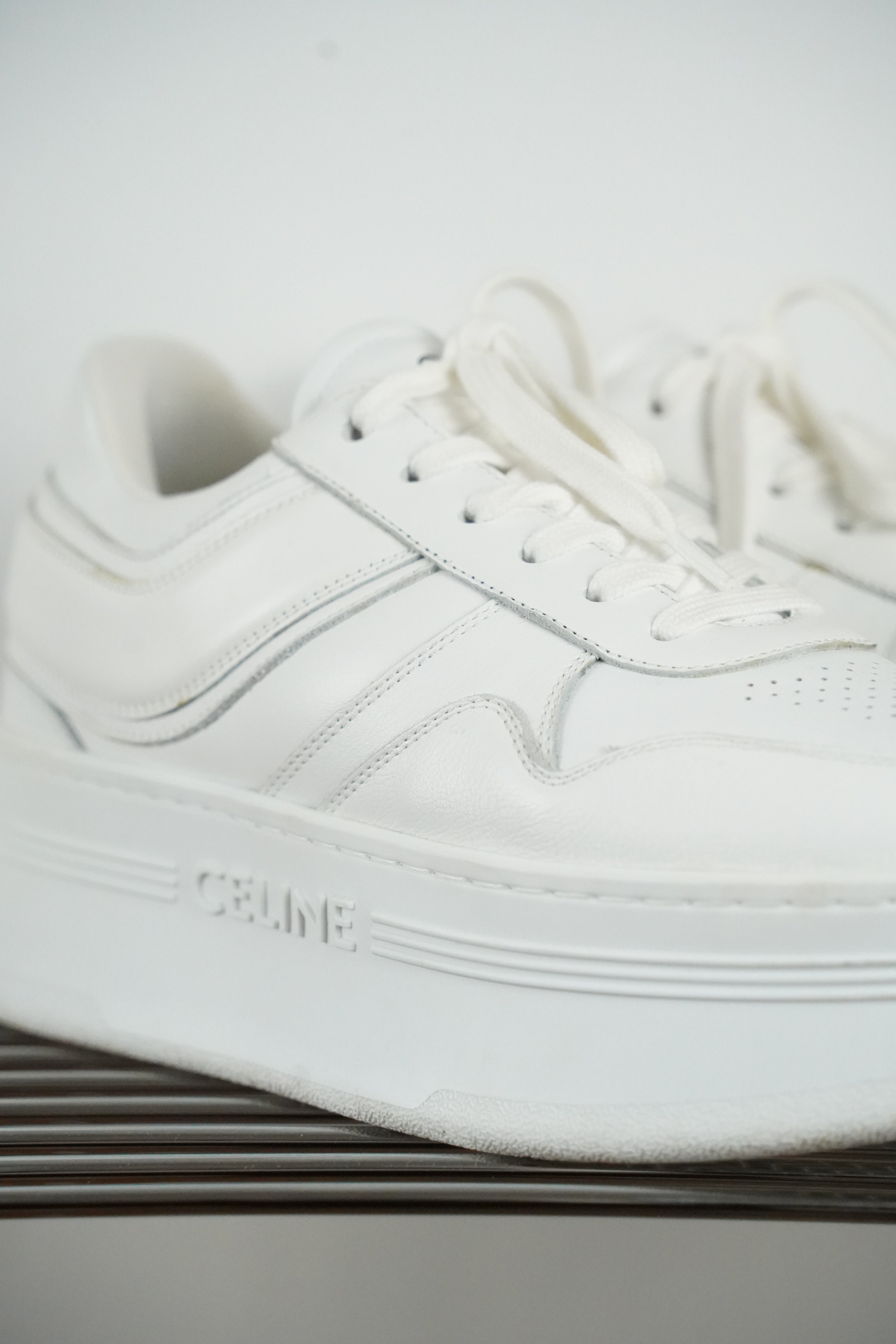 CELINE BLOCK SNEAKER MIT KEIL-AUSSENSOHLE AUS KALBSLEDER| weiß | Gr. 38
