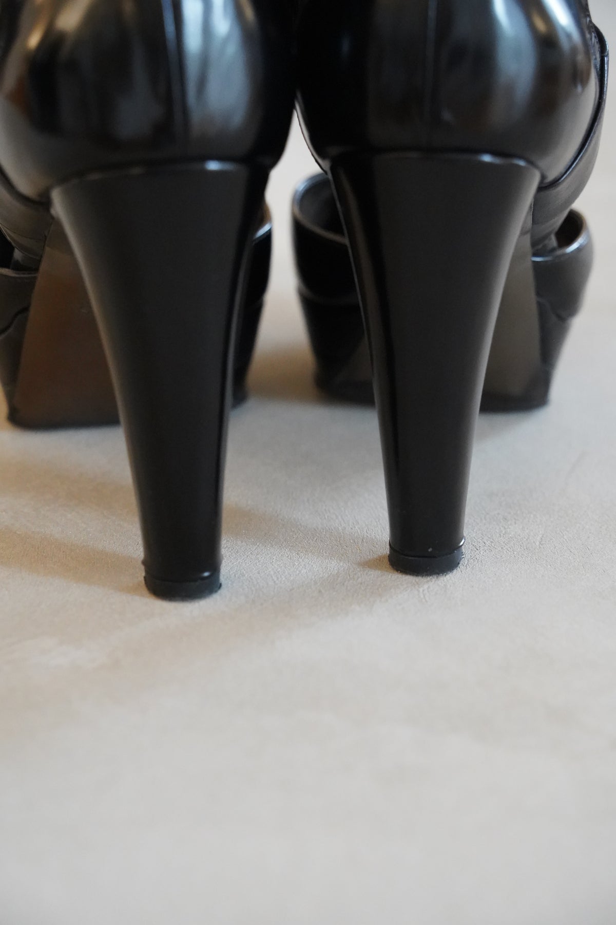 Hugo Boss Plateau- Pumps mit Knöchelriemen | Gr. 39,5