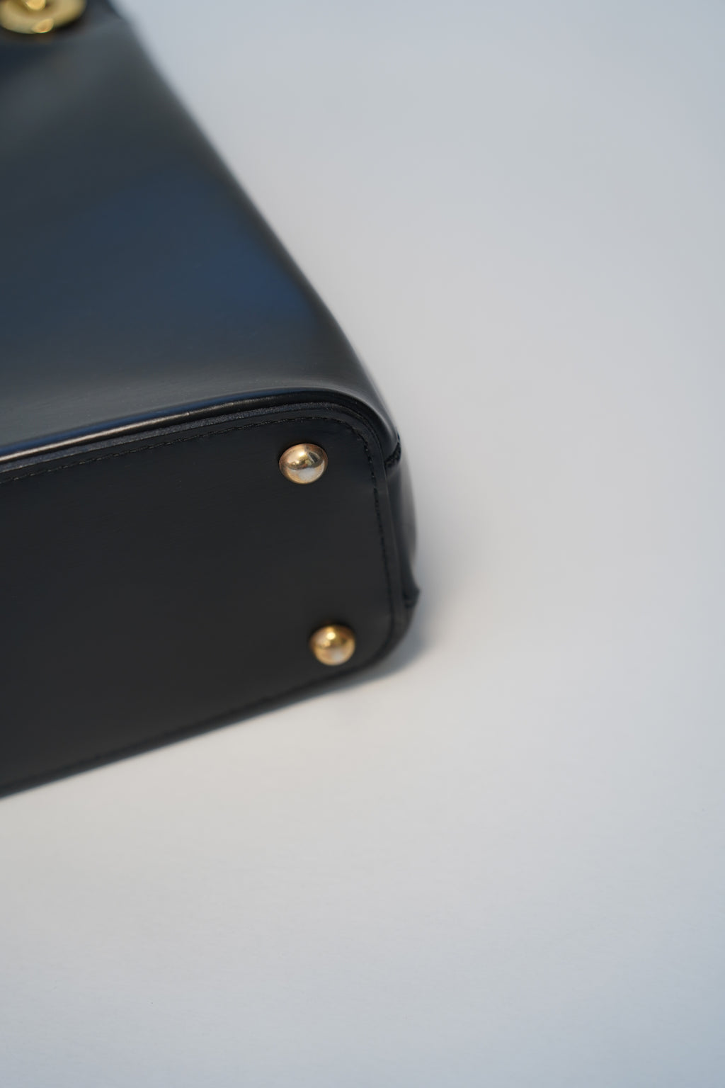 Goldpfeil- Vintage Handtasche Schwarz