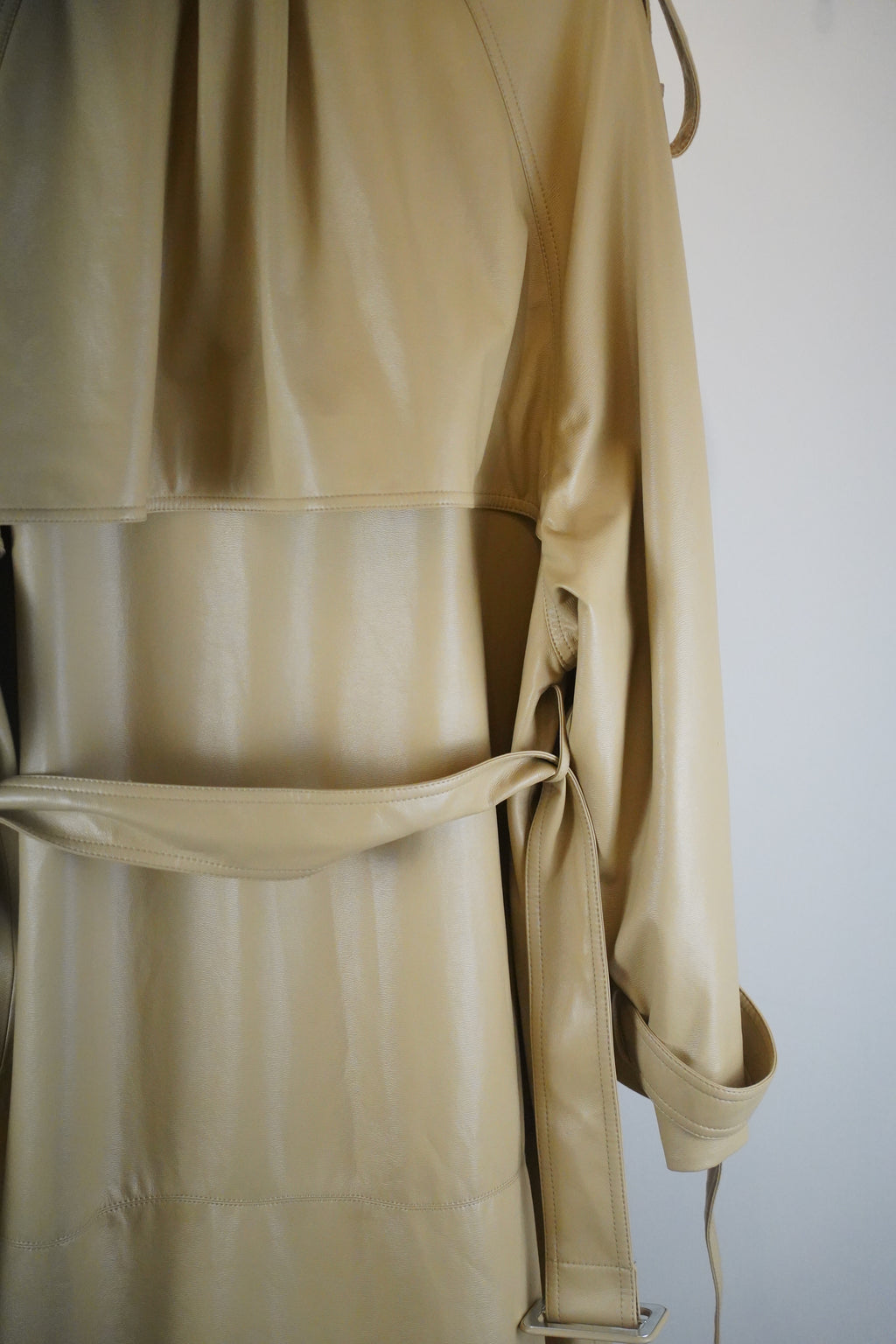 Matériel Tbilisi langer Kunstleder-Trenchcoat