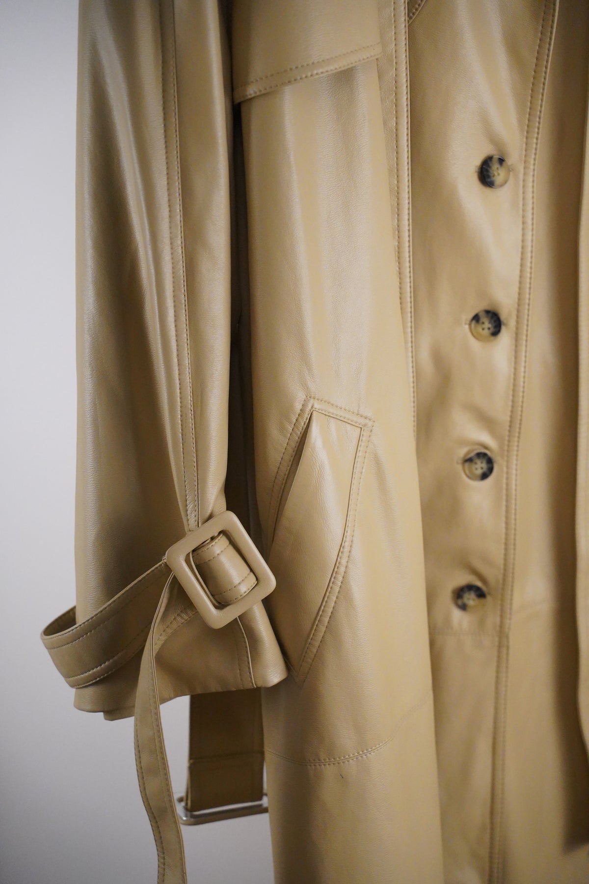Matériel Tbilisi langer Kunstleder-Trenchcoat