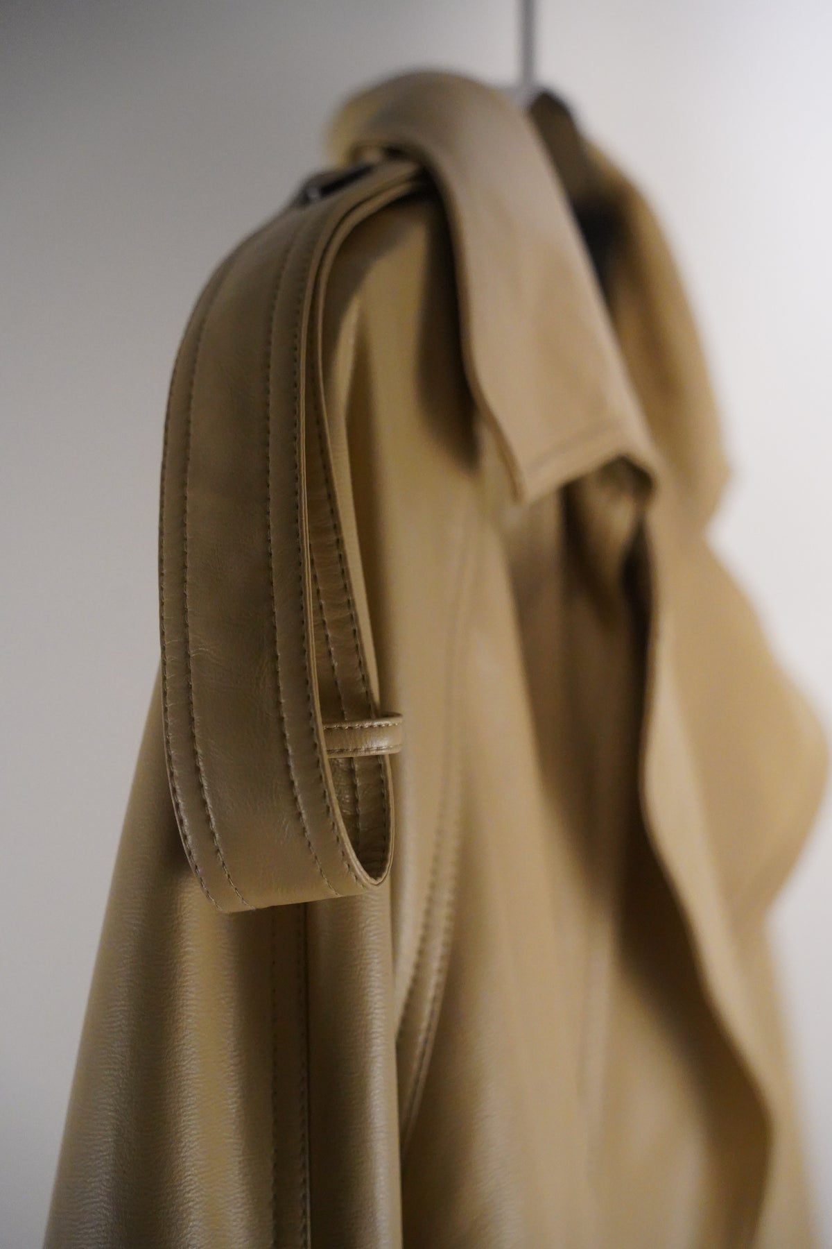 Matériel Tbilisi langer Kunstleder-Trenchcoat