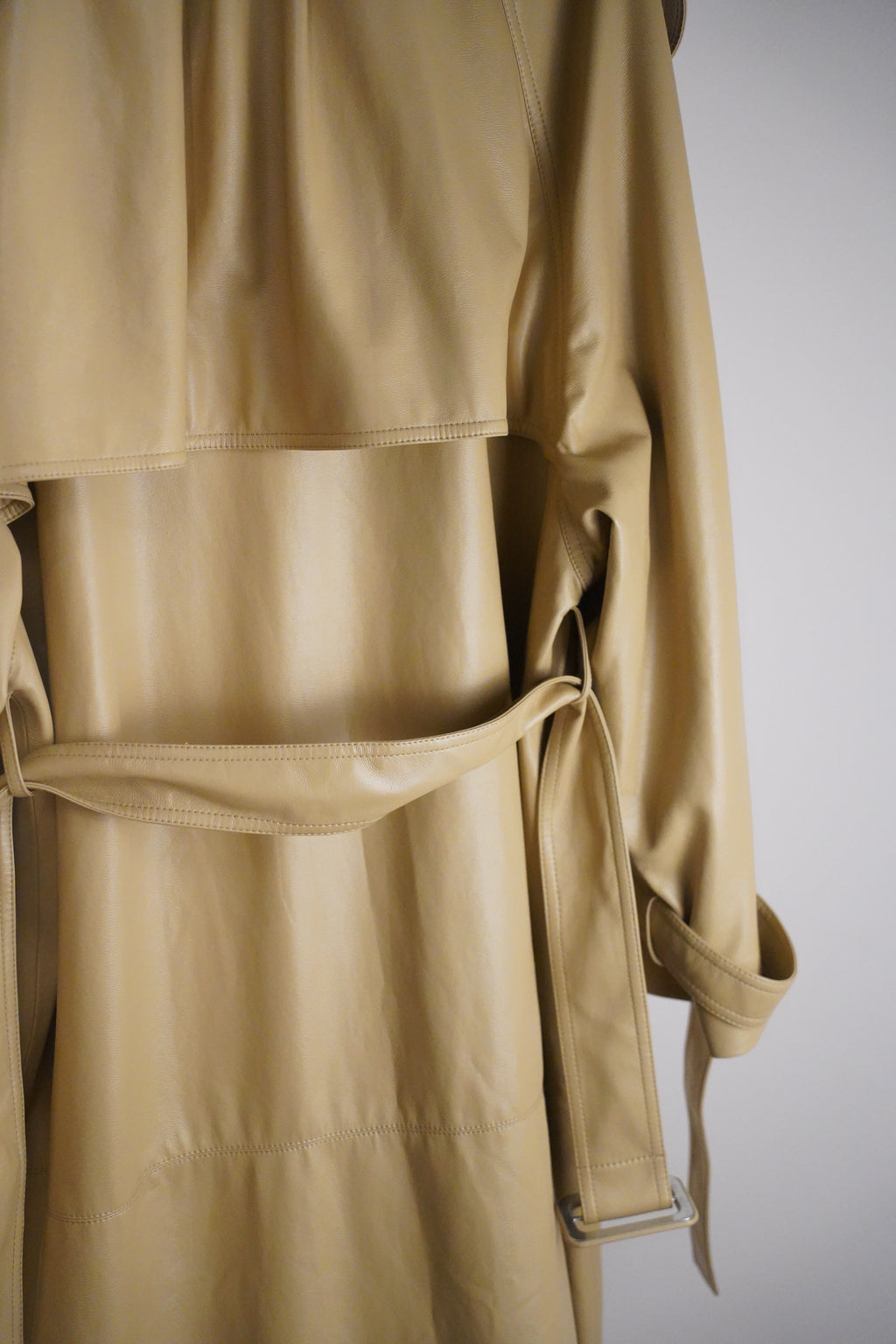 Matériel Tbilisi langer Kunstleder-Trenchcoat