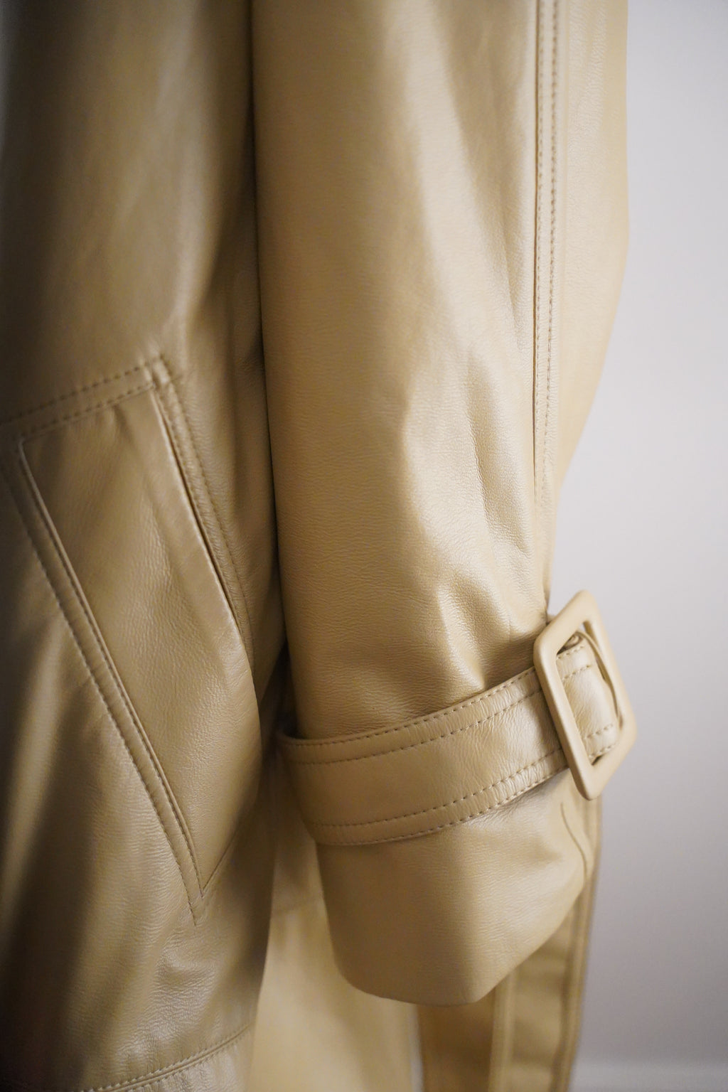 Matériel Tbilisi langer Kunstleder-Trenchcoat