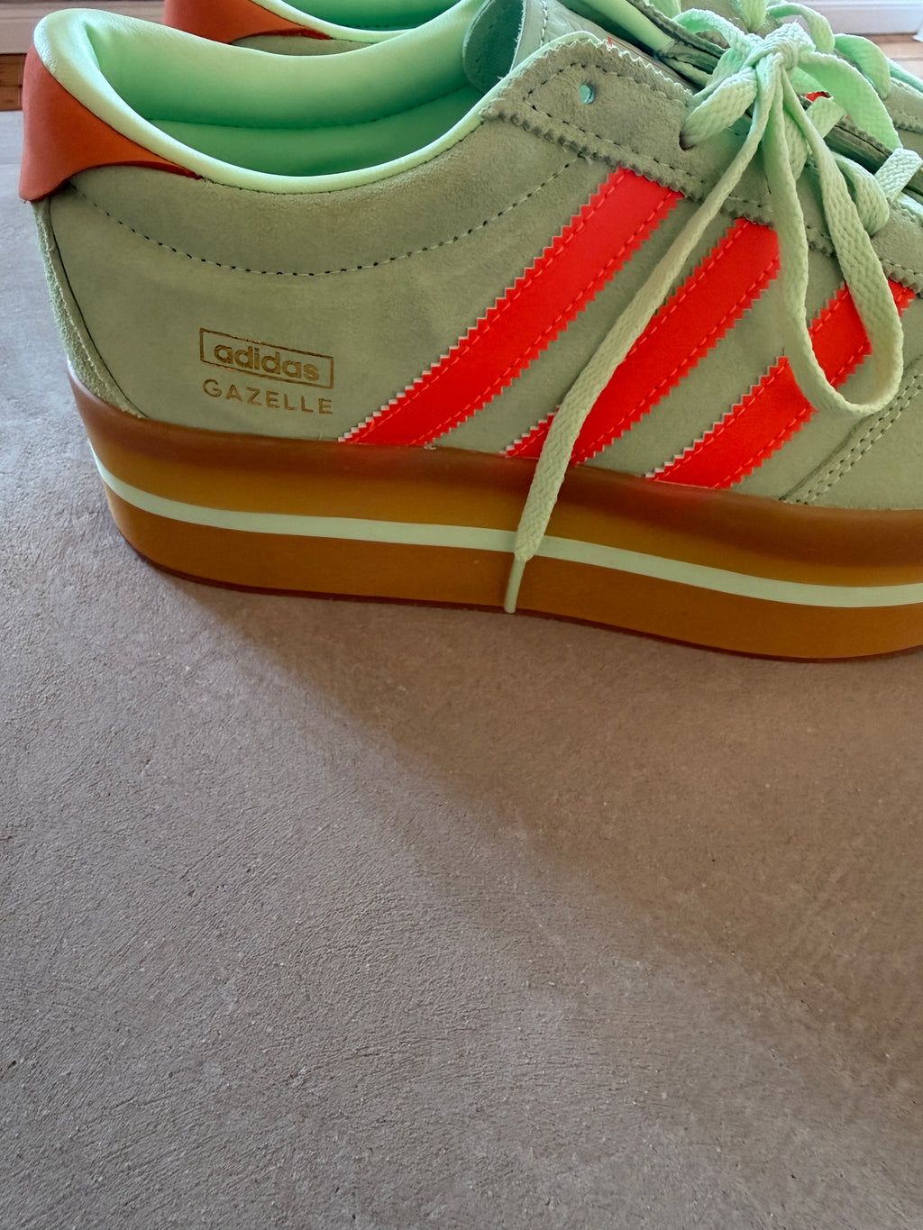 adidas Originals – Gazelle Stack – Sneaker | grün/neonorange |Gr. 39 1/2