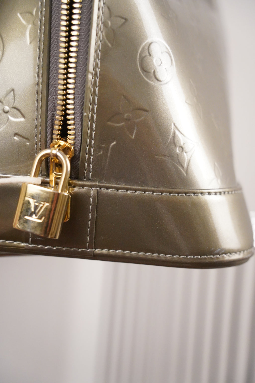 LOUIS VUITTON Vernis ALMA GM