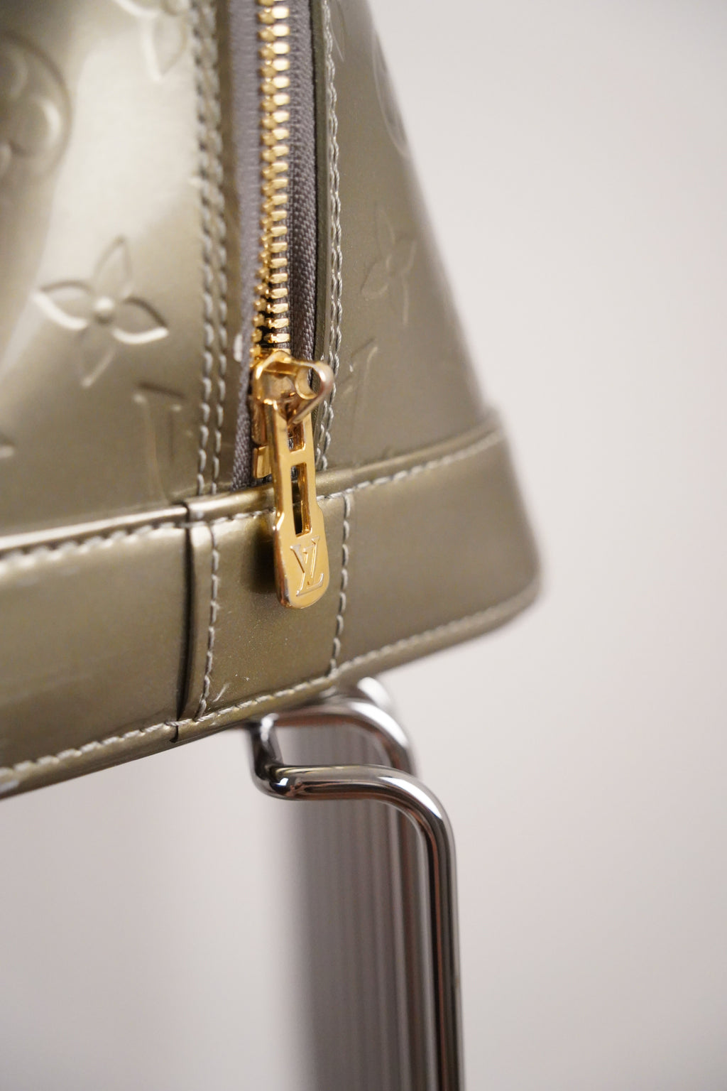 LOUIS VUITTON Vernis ALMA GM